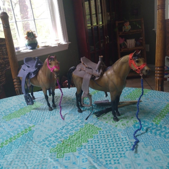 Handcrafted red and white Breyer wooden horse stable - Picture 4 of 4